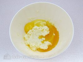 Имбирное печенье с глазурью: Добавить мед и яйцо