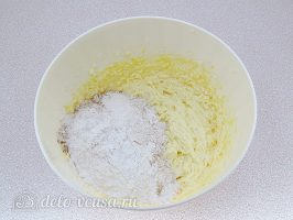 Имбирное печенье с глазурью: Добавить мучную смесь к масляной
