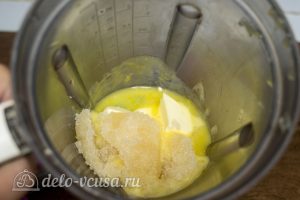 Ягодный муссовый торт: Добавить масло и желатин в крем
