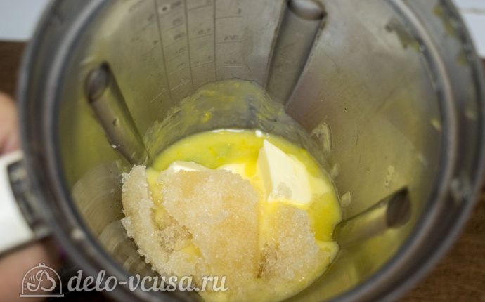 Ягодный муссовый торт: Добавить масло и желатин в крем