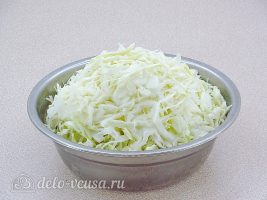 Запеченная белокочанная капуста с сыром: Нашинковать капусту