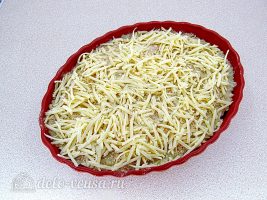 Запеченная белокочанная капуста с сыром: Посыпать сыром