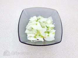 Запеченная белокочанная капуста с сыром: Нарезать лук