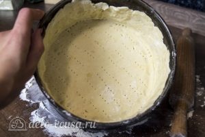 Киш с грибами и луком пореем: Выложить тесто в форму