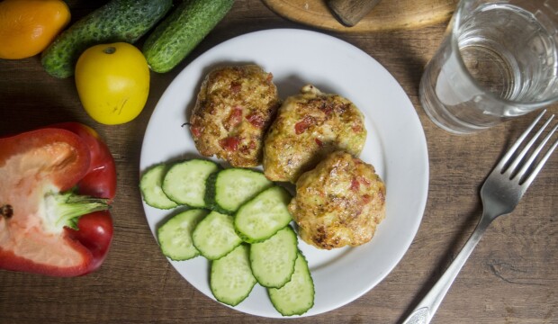Куриные котлеты с овощами и сыром