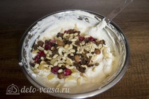 Домашнее мороженое Семифредо: Добавить ягоды и орехи