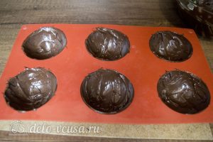 Муссовое пирожное Мишки: Смазать формы растопленным шоколадом