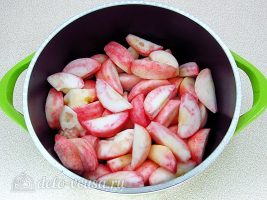 Яблочное пюре с клюквой: Уложить яблоки в кастрюлю