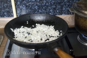 Рис с кабачками и фаршем: Обжарить лук