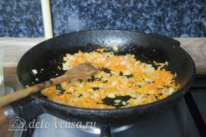 Рис с кабачками и фаршем: Добавить морковь к луку