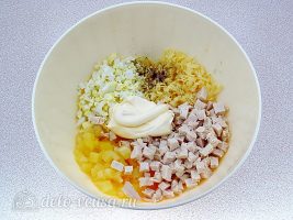 Салат Дамский каприз с ананасом и курицей: Соединить ингредиенты