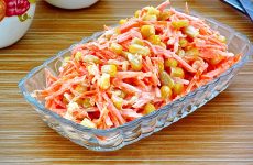 Салат из моркови с кукурузой и чесноком