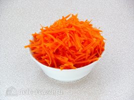 Салат из моркови с кукурузой и чесноком: Натереть морковь