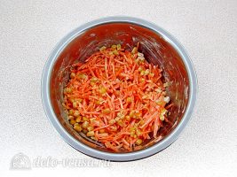 Салат из моркови с кукурузой и чесноком: Перемешать
