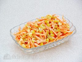 Салат из моркови с кукурузой и чесноком готов