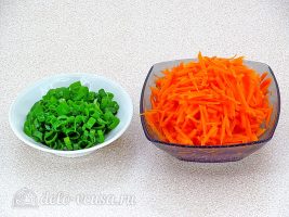 Салат из топинамбура с морковью и яблоком: Нарезать морковь и лук