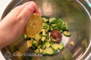 Салат с авокадо и помидорами: Полить соком лимона