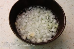 Салат с авокадо и помидорами: Измельчить лук