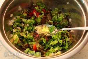 Салат с авокадо и помидорами: Заправить салат
