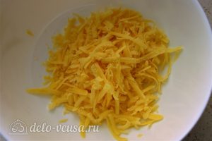 Салат с авокадо, яйцом и огурцом: Натереть сыр