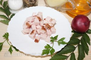 Салат с копченым мясом и горошком: Нарезать мясо