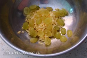 Салат с виноградом, сыром и чесноком: Нарезать виноград
