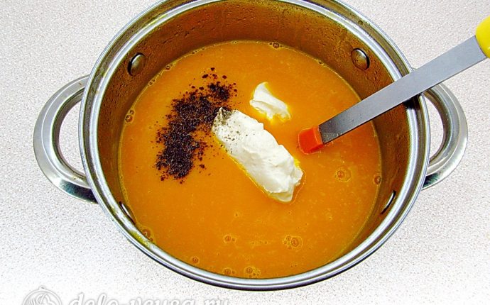 Тыквенный суп-пюре с плавленным сыром и сухариками: Добавить сыр и специи