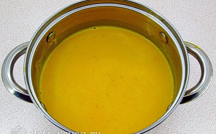 Тыквенный суп-пюре с плавленным сыром и сухариками: Растворить сыр в супе