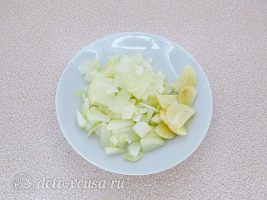 Тыквенный суп-пюре с плавленным сыром и сухариками: Измельчить лук и чеснок
