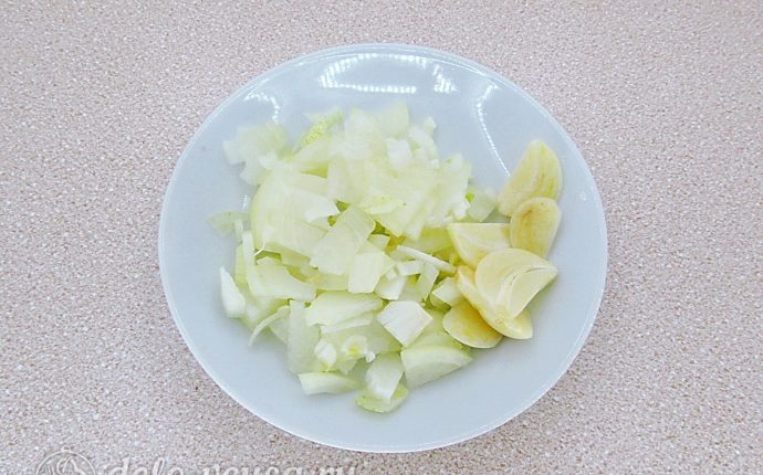 Тыквенный суп-пюре с плавленным сыром и сухариками: Измельчить лук и чеснок