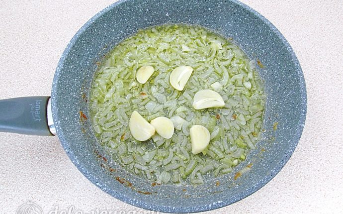 Тыквенный суп-пюре с плавленным сыром и сухариками: Добавить чеснок
