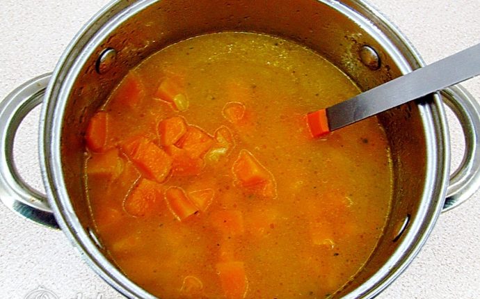 Тыквенный суп-пюре с плавленным сыром и сухариками: Смешать бульон с овощами