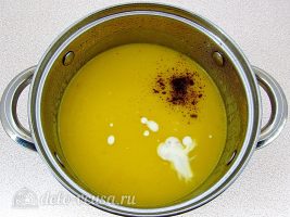 Тыквенный суп-пюре со сливками: Добавить сливки и специи