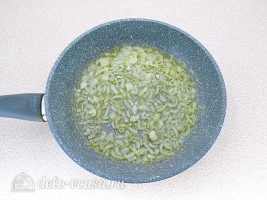 Тыквенный суп-пюре со сливками: Обжарить лук