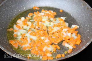 Суп с кукурузой и фрикадельками: Обжарить овощи