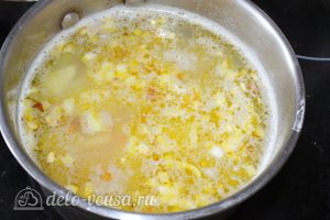 Суп с кукурузой и фрикадельками: Добавить овощи в воду