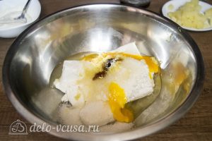 Творожная запеканка с ананасами: Размять творог с яйцами