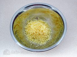 Творожно-сырные палочки во фритюре: Натереть сыр