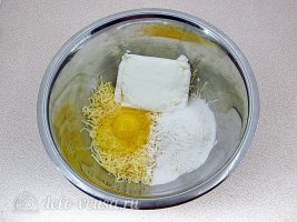 Творожно-сырные палочки во фритюре: Соединить ингредиенты