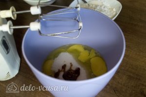 Белый шоколадно-кокосовый торт: Смешать ингредиенты для бисквита