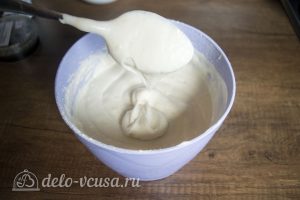 Классический ванильный бисквит: Добавить муку в яичную смесь