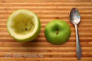 Запеченные яблоки с творогом в духовке: Вынуть сердцевину из яблок