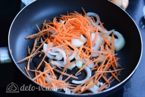 Острые баклажаны по-корейски на зиму: Обжарить лук и морковь