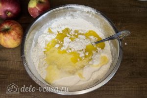 Дрожжевой яблочный пирог: Добавить растопленное масло