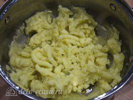 Картофельные крокеты с сыром: Истолочь картофель