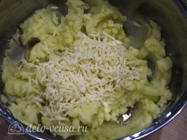 Картофельные крокеты с сыром: Смещать сыр с картофелем