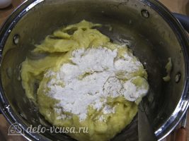Картофельные крокеты с сыром: Добавить муки