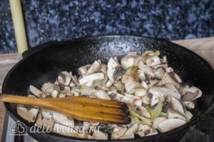 Курица с картофелем и овощами в горшочке: Обжарить грибы