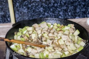 Курица с картофелем и овощами в горшочке: Обжарить мясо и кабачок