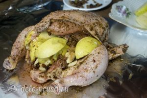 Курица, запеченная с яблоками в духовке: Заполнить курицу начинкой